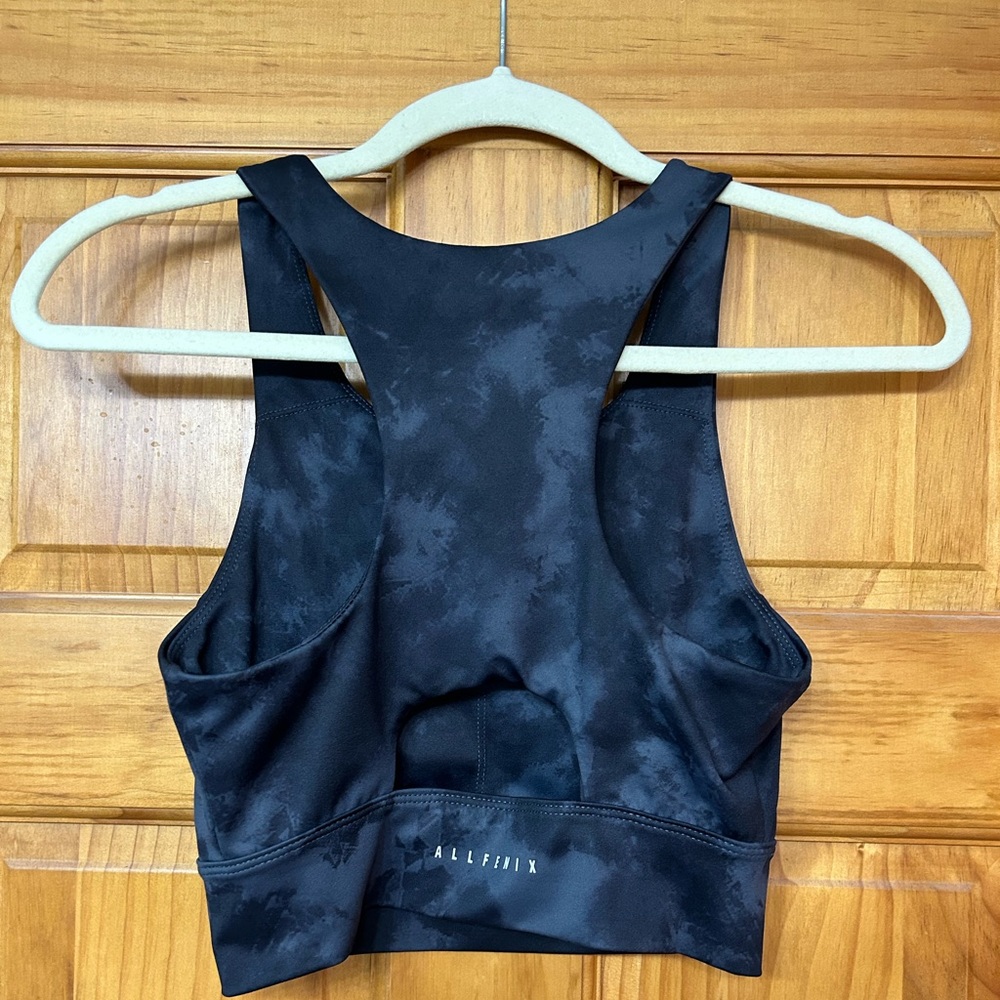 Woman’s athletic sports bra - Picture 2 of 2